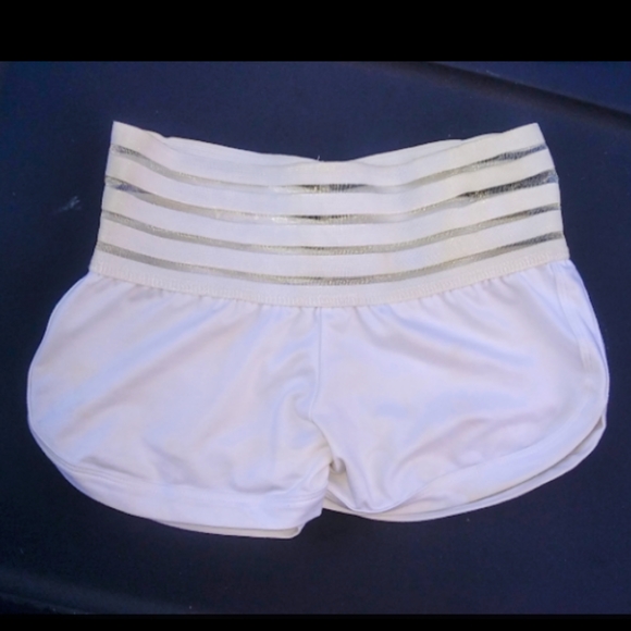 White cute booty shorts - Picture 2 of 3